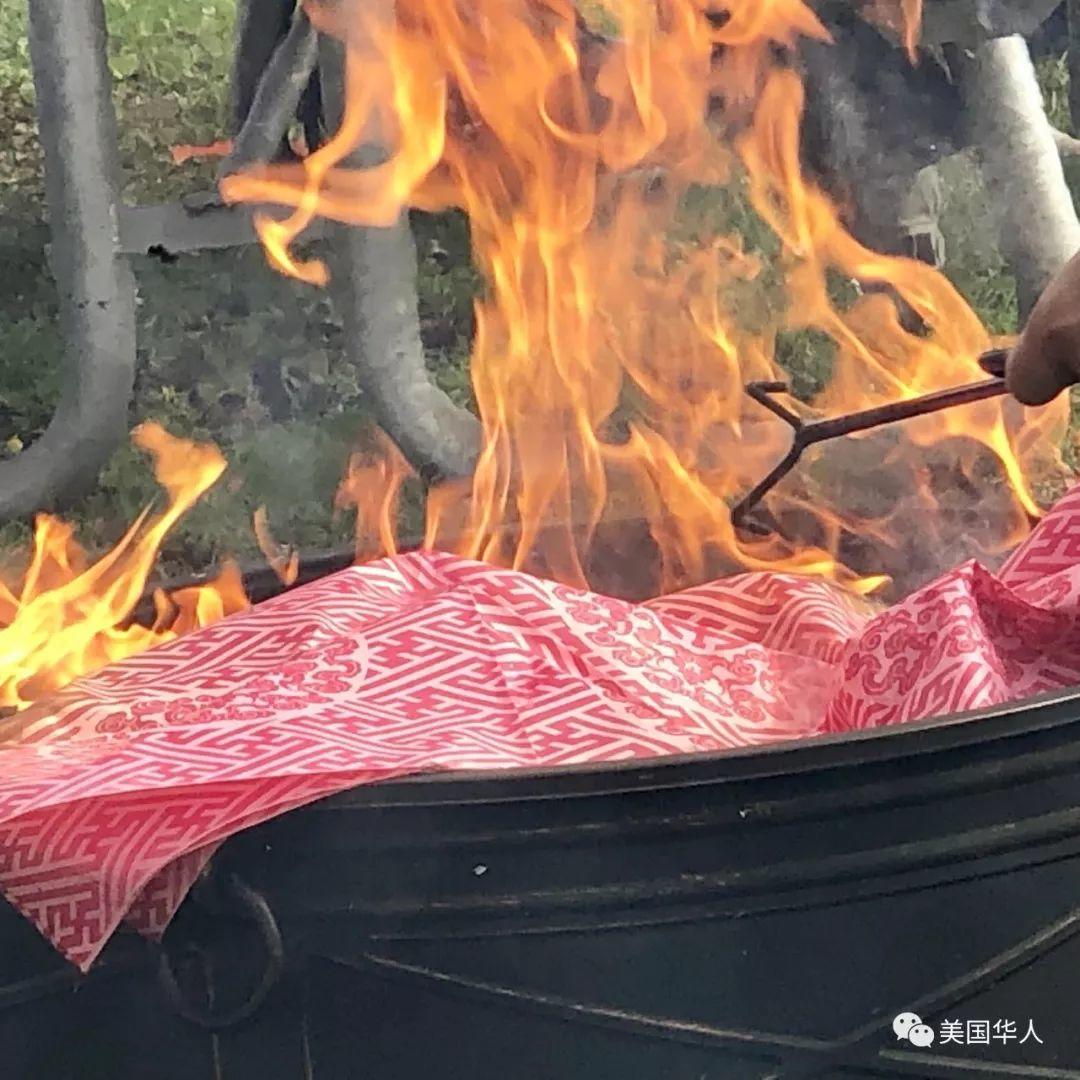 美国小城清明节，市长带领市民给百年前华人劳工移民扫墓