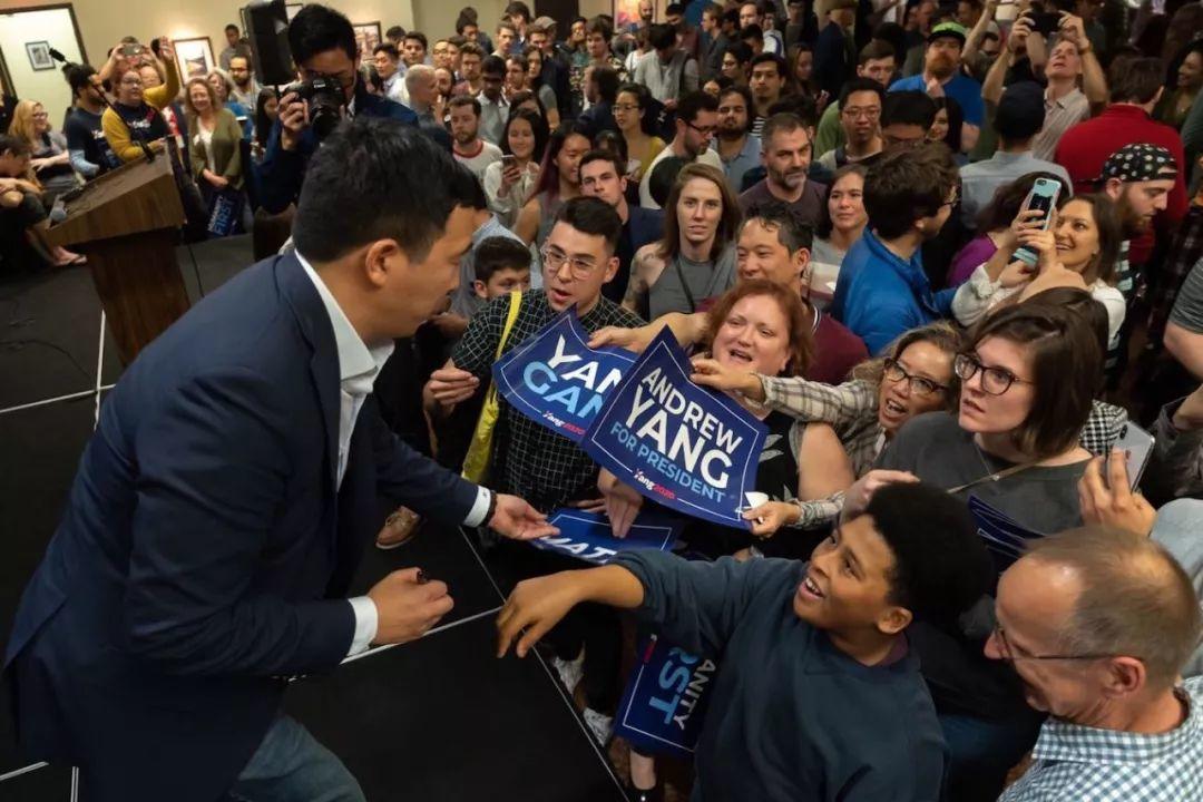 为什么总统候选人杨安泽要给每个美国人发1000美元？