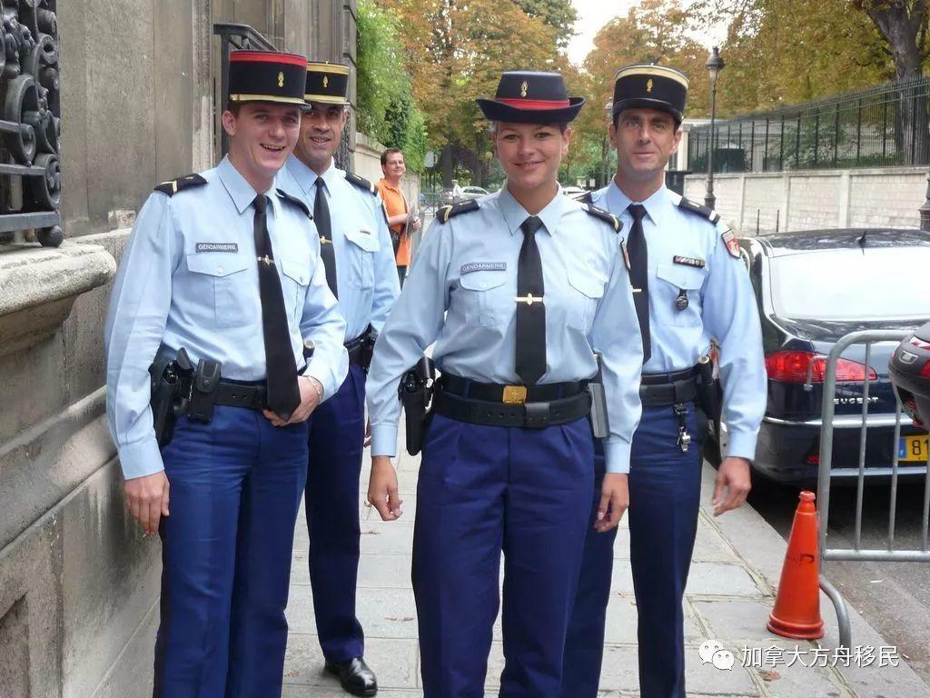 打假： 穆斯林砸毁巴黎街头裸女雕像