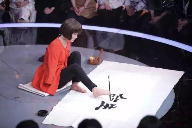 一场大火几乎烧焦襁褓中的她，失去双臂也阻挡不了她放飞自己