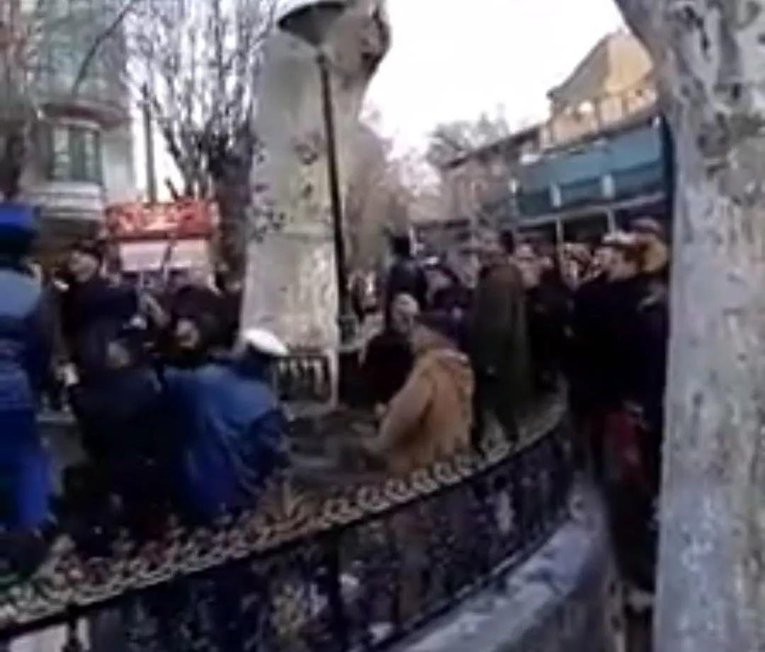 打假： 穆斯林砸毁巴黎街头裸女雕像