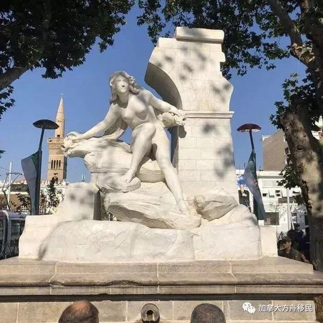 打假： 穆斯林砸毁巴黎街头裸女雕像