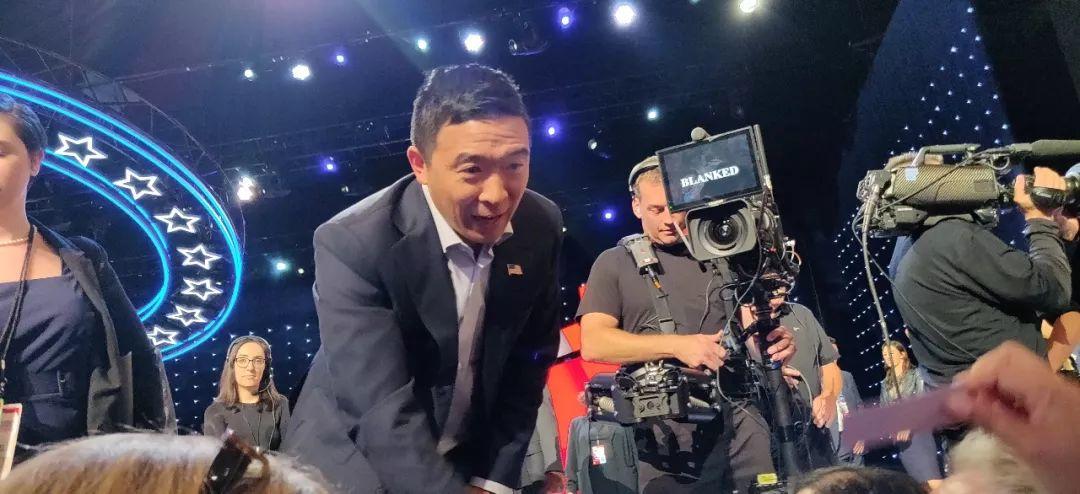 杨安泽精彩表现赢得好评，华裔资深政治活动家谈民主党辩论会