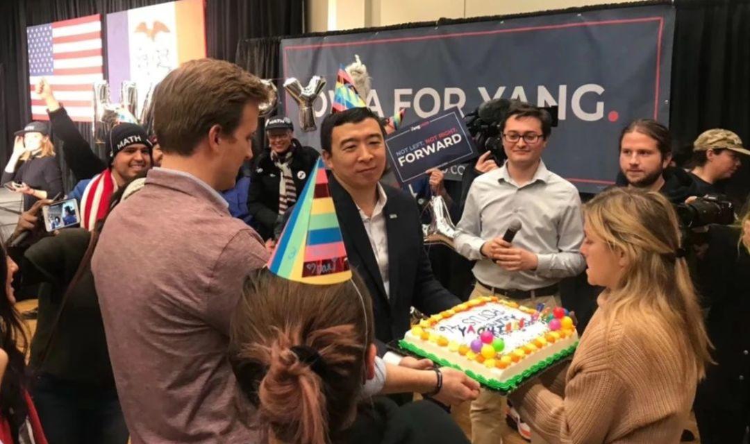 杨安泽在爱荷华开了一个大party，为民主党辩论会奏响主题曲