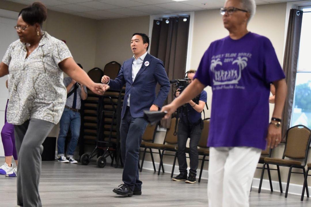 政治竞选也疯狂，民主党候选人的剑拔弩张和杨安泽的趣闻趣事