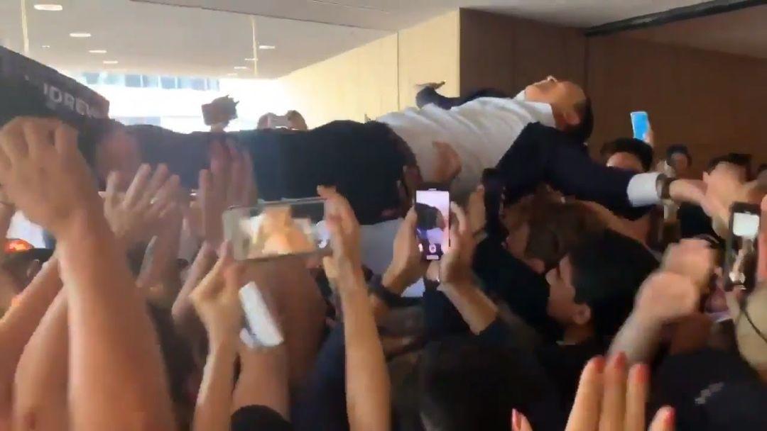 政治竞选也疯狂，民主党候选人的剑拔弩张和杨安泽的趣闻趣事